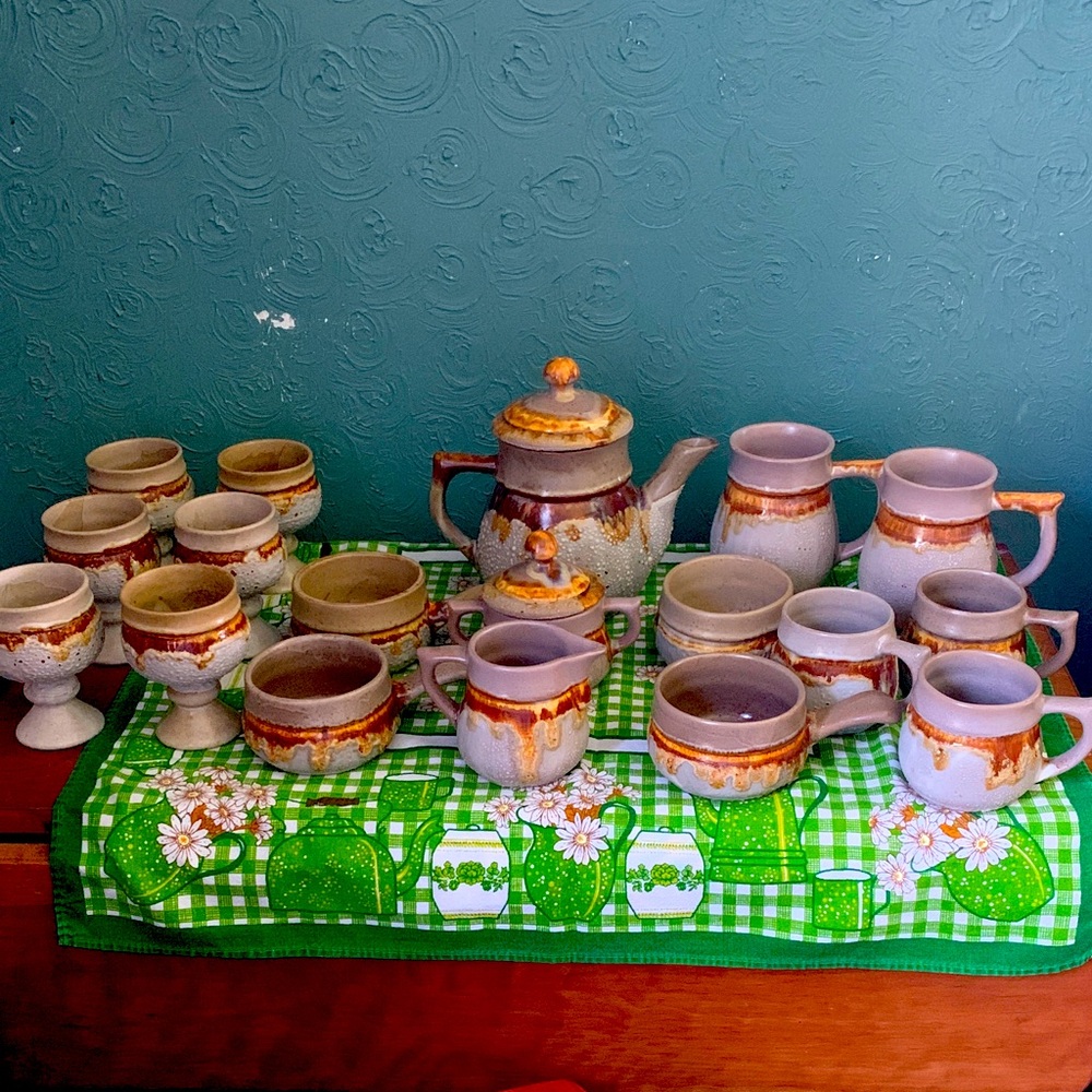 Laurentian Pottery tundra pattern 18 piece set